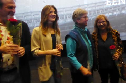 Pauline van Waesberghe met regiseur Maria Peters als eregast bij de premiere van de Dirigent